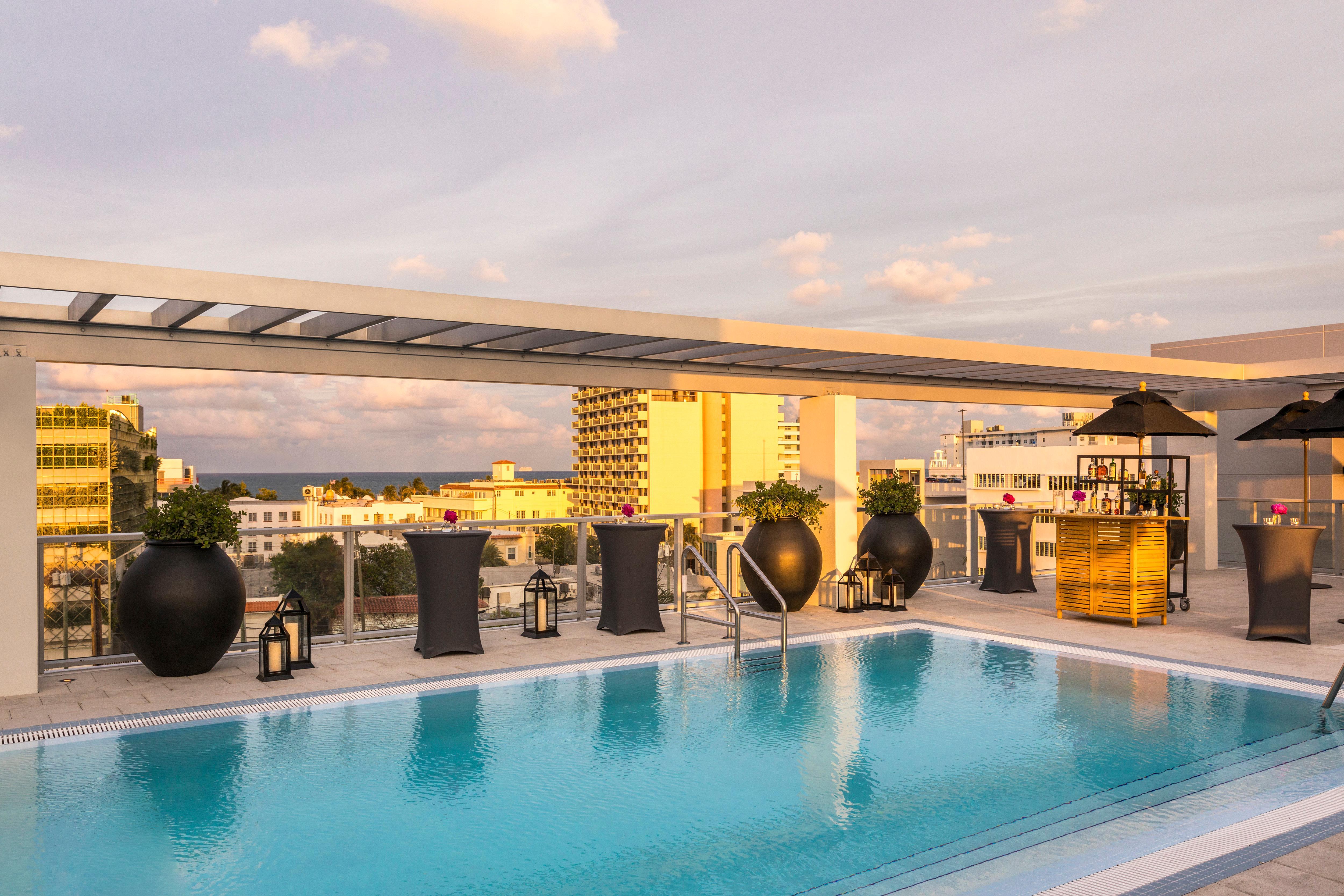 فندق كيمبتون أنجلرز ميامي بيتش المظهر الخارجي الصورة Rooftop pool at the Hilton San Juan