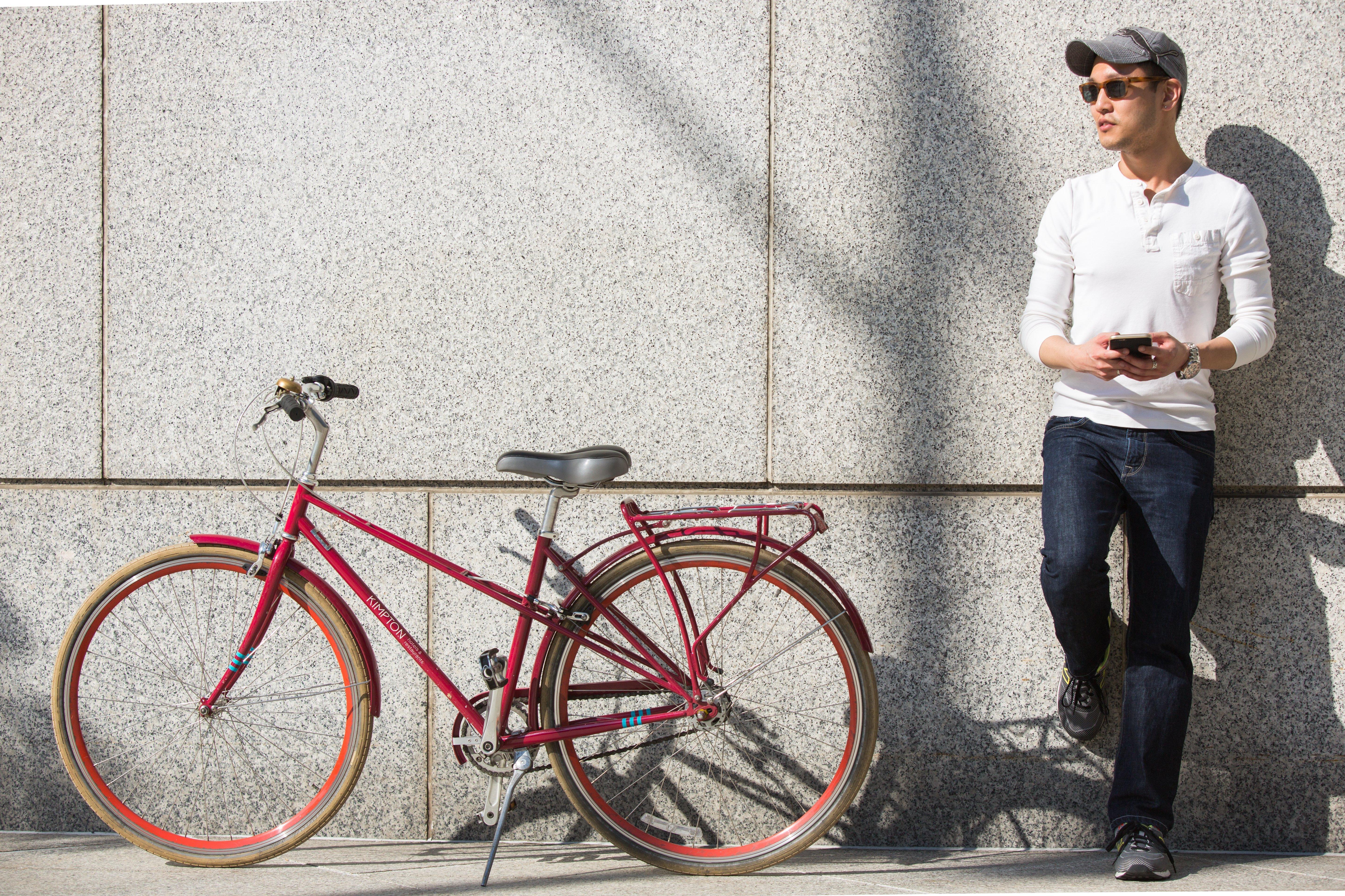 فندق كيمبتون أنجلرز ميامي بيتش المظهر الخارجي الصورة A man with a bicycle