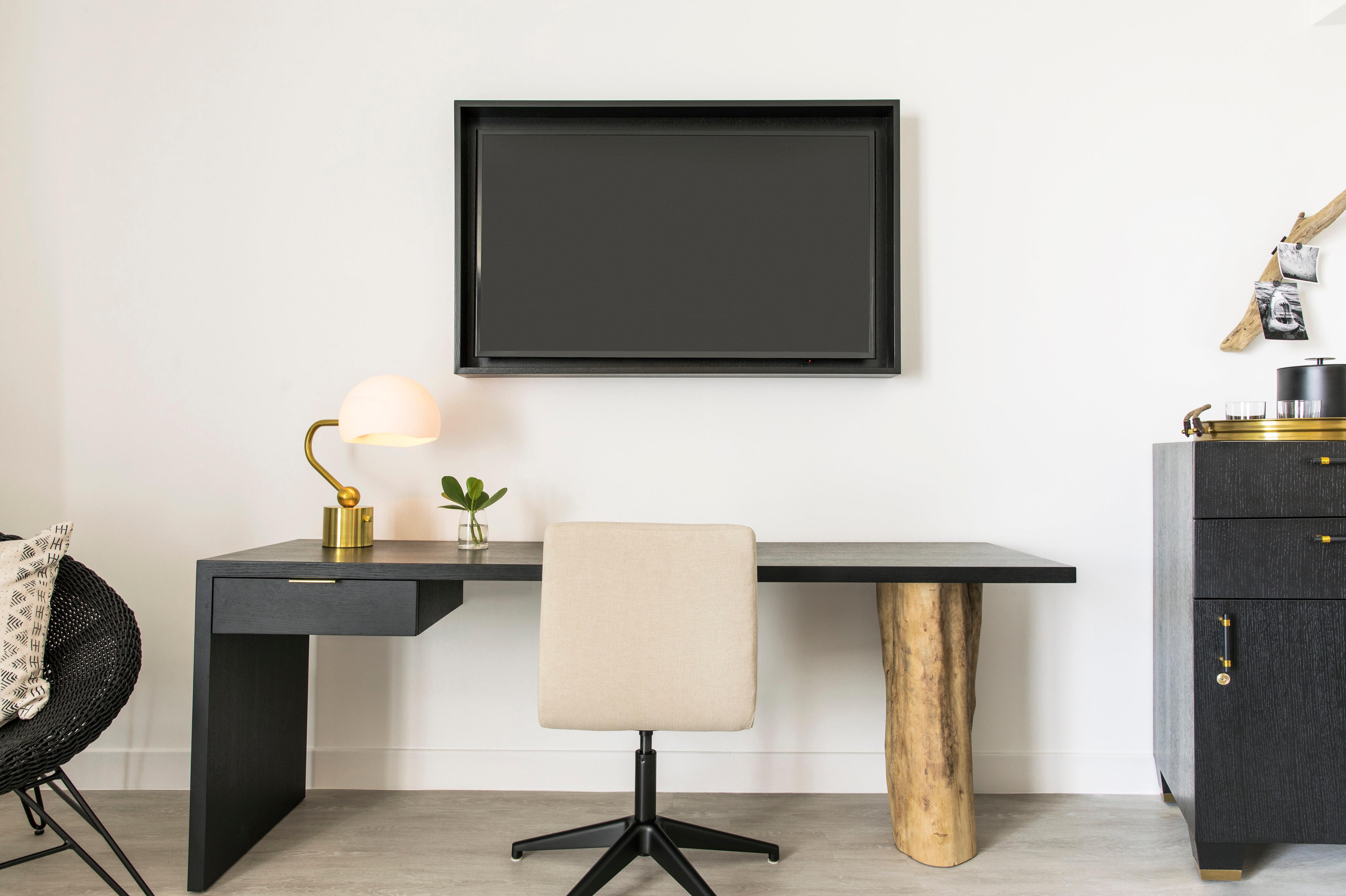 فندق كيمبتون أنجلرز ميامي بيتش المظهر الخارجي الصورة A television mounted on a wall
